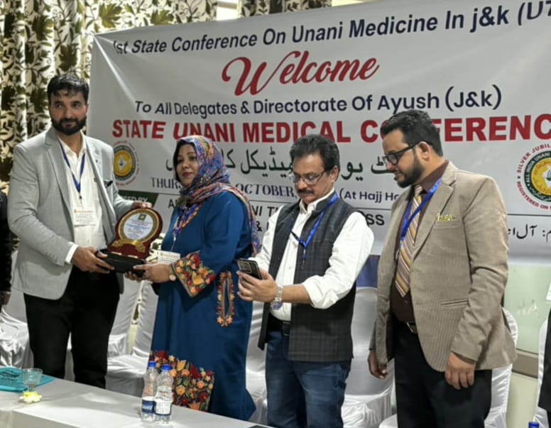 Receiving state conference memento at Hajj House, Srinagar