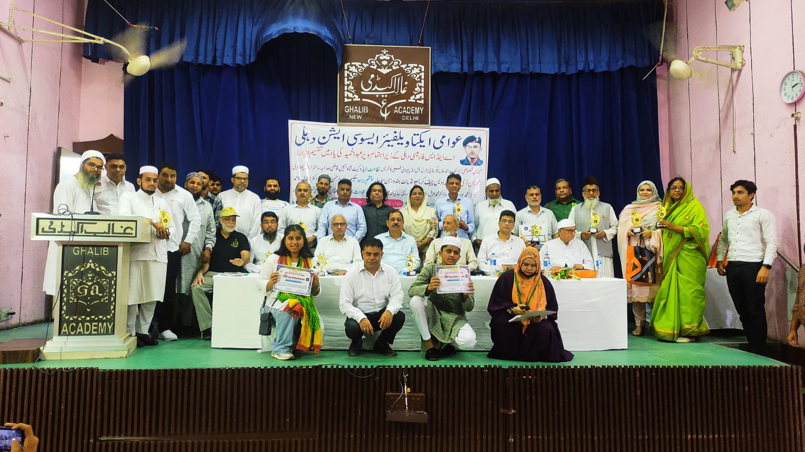 Presentation of commemorative mementos to healthcare volunteers